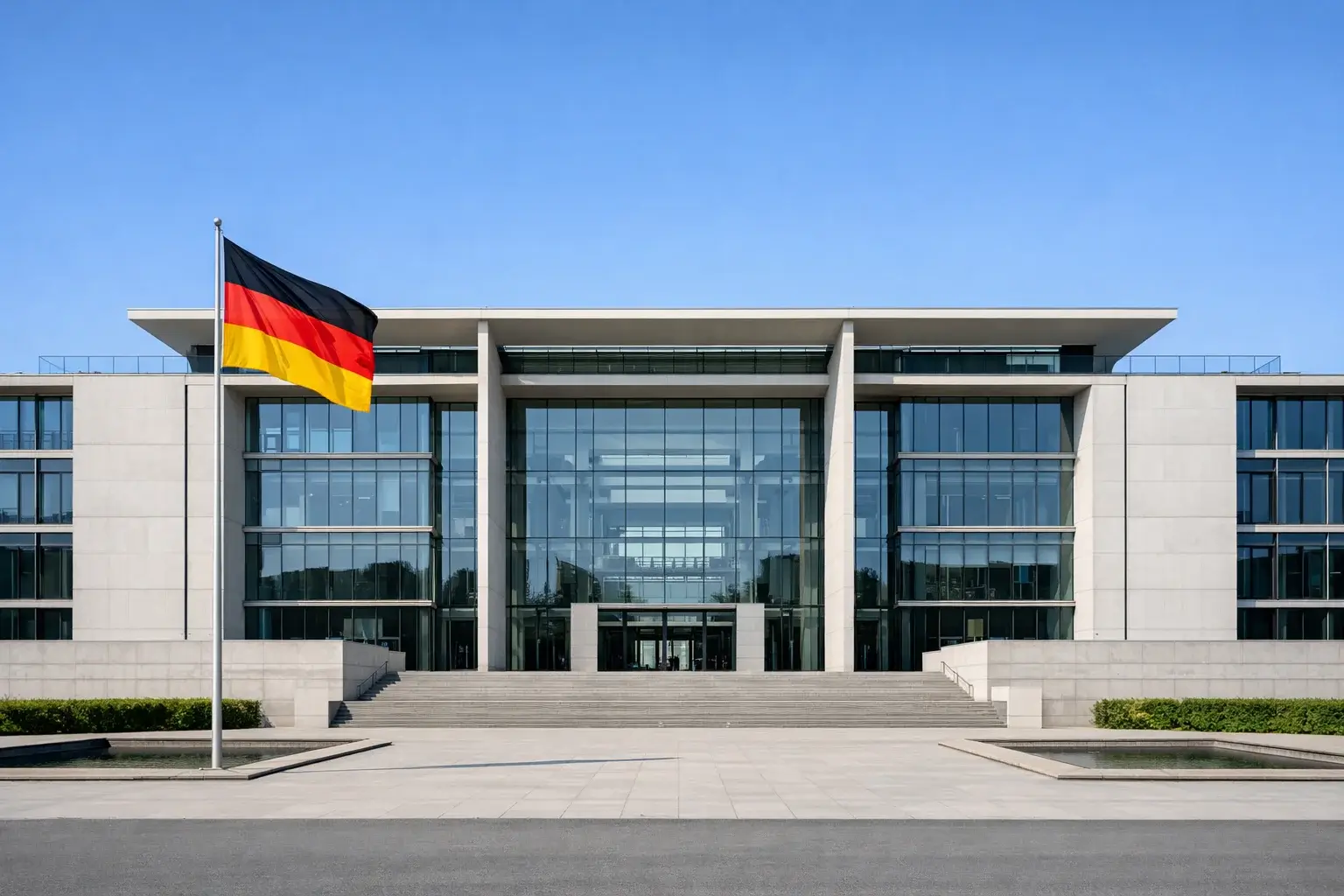 Modernes Verwaltungsgebäude mit deutscher Flagge